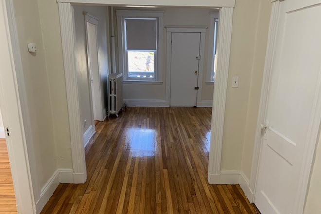 Hub Realty - Large 2 bedroom with front view and deck, in Brighton Apartments