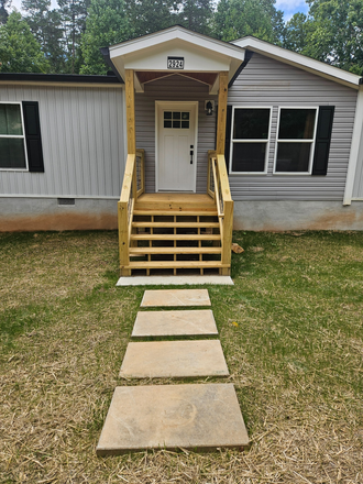 Front of house - 3/2 House 10 Minutes from Campus