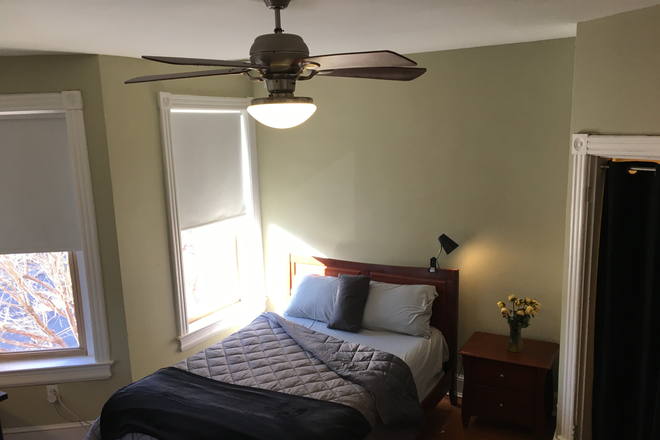 Master Bedroom Queen Bed - Entire U Street Row House with Back Patio