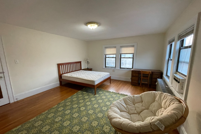 Master - Large rooms near Tufts Apartments