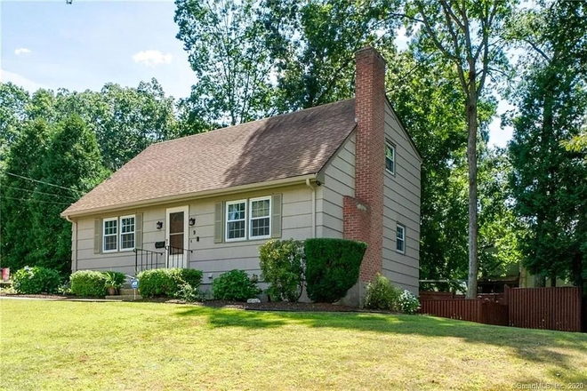 Front of house - Home at NW edge of Willimantic, 15 mins from campus