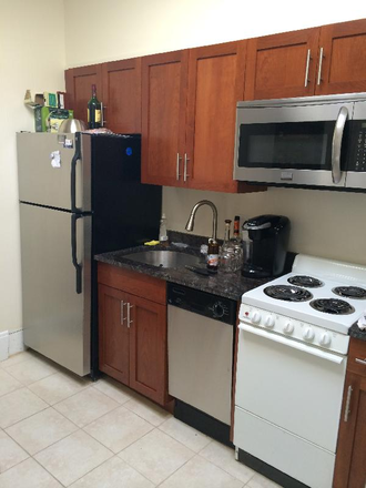 living - LOCATION!! UPDATED 3 BED, HEAT/HOT WATER INCLUDED! ONLY 25% BROKER FEE, 9/1/26! Apartments