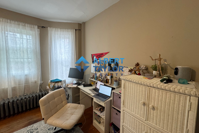 Bedroom #2 - Cheap 4 Bedroom on Sunset Street!