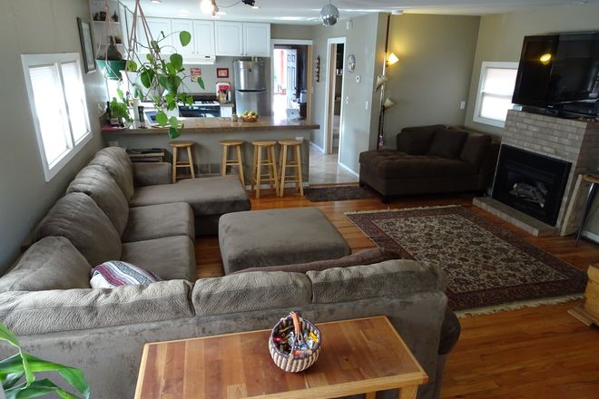 Upstairs Entry - Urban Sanctuary: Comfy Home for Family, Students, or Live/Work flexibility