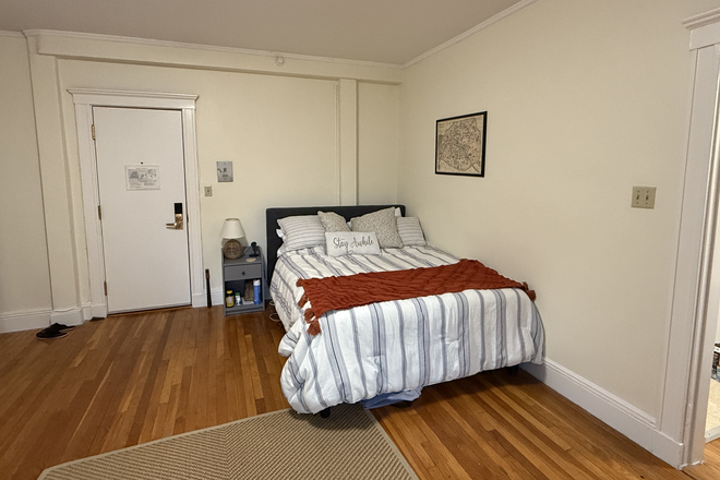 Queen bed - 85-95 Prescott St Studio, Furnished, Summer Term Apartments