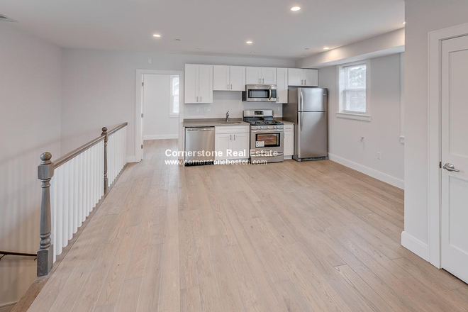 . - Top Floor, W/D in unit, Hardwood floors, 2 Full Bathrooms Apartments