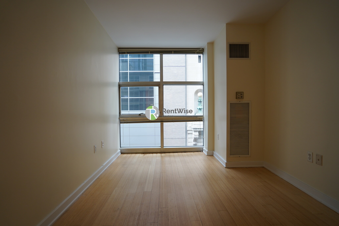 1 - Awesome Downtown 1 bed. Elevator, pets Ok! NO FEE TO YOU! Apartments