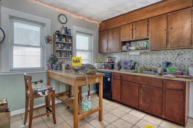 Call NOW for showings! 617-236-8600 - RENFREW ST - *NO FEE* 4BR/1BA W/ 1 PRKNG INC, LNDRY IN BLDNG, EIK, DW AVAIL *6/1/2025* NEAR TUFTS