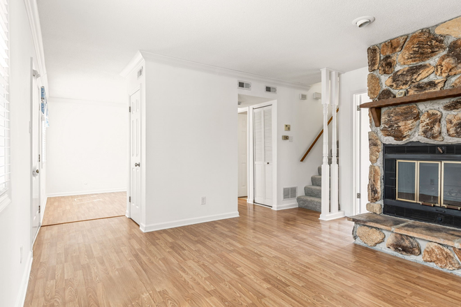 Living Room / Dining Room Featuring Woodburning Fireplace - IDEAL TOWNHOUSE FOR 3 WU OR MED SCHOOL ROOMMATES - FAST ACCESS TO MAIN AND HILLTOP CAMPUS