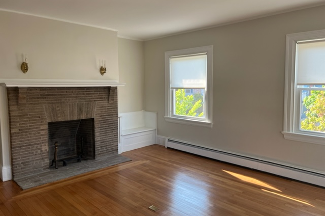 living room - 2nd Floor Apartment - Convenient to campus in quiet building