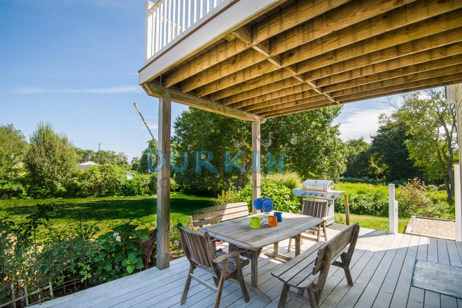 Patioi - NEW LISTING! Great price! Beautiful home, bright and clean, walk to water and beach