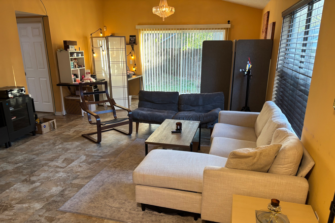 Living room - 3 Rooms Available Minutes from UCF - House