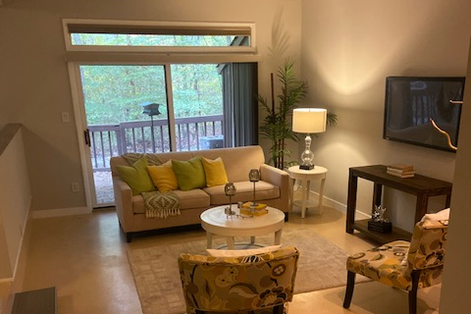 Living Room with porch to trail - Gorgeous 3 bedroom townhome on Bolin Creek Trail, only 1.6 miles to UNC Chapel Hill
