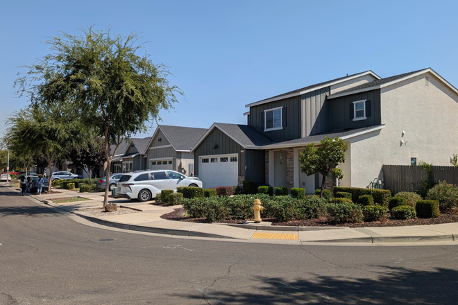 Outside - Best neighborhood for UC Merced House