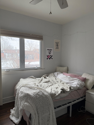 Bedroom - Furnished/Summer(CAN EXTEND)/Sunny 1 bedroom/shared housing/Harbord Village/5 Minute walk to U of T Townhome