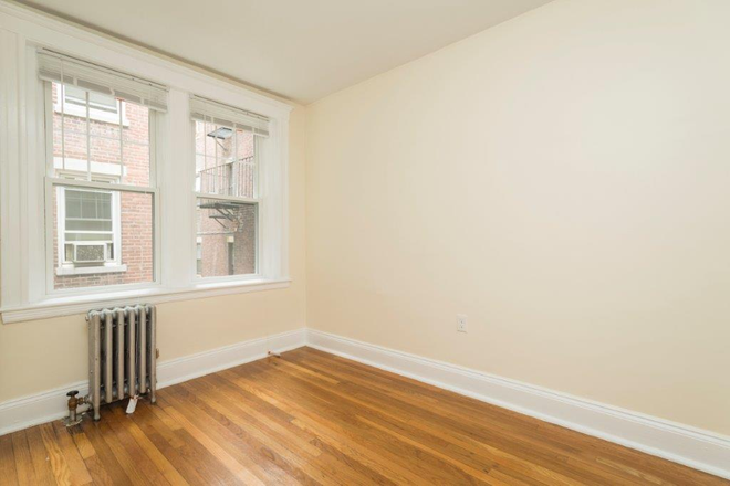 hubrealtyproperties.com - Fantastic large studio, with dishwasher and disposal, heated Apartments