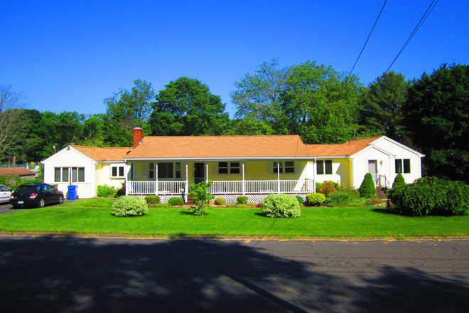 House with old roof - Furnished 1 bedroom / 4 room apt. / private deck / clean and quiet / 15 min. to UConn 20 min to Hftd