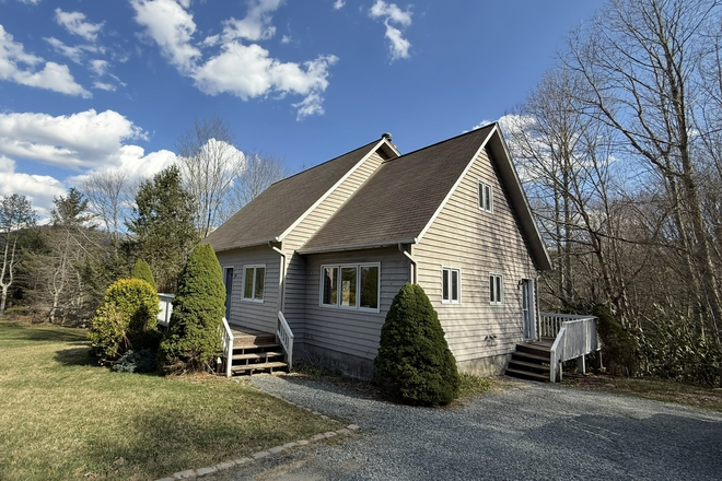 exterior driveway - 3/4BR 2BA Mountain Home in Banner Elk