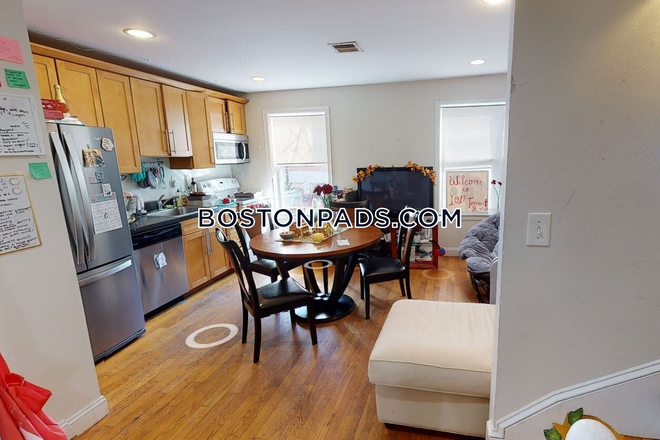 Kitchen - Available 9/1/2025! 3 Bed 2 Bath Apartment on Tremont St.! Close Proximity to NEU Campus