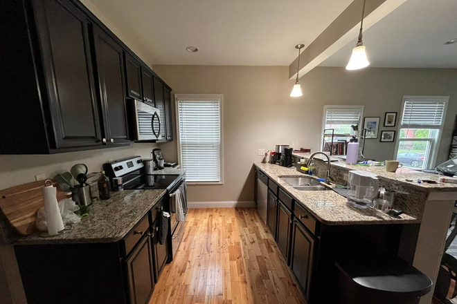 kitchen - Newly renovated 2br close to downtown Northampton