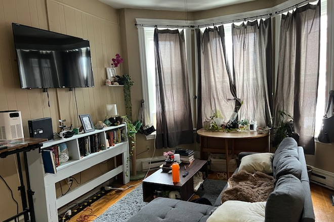 Visit hubrealtyproperties.com - Mission Hill/JP, handy 1 bedroom, on the Green line E-train & #39 bus