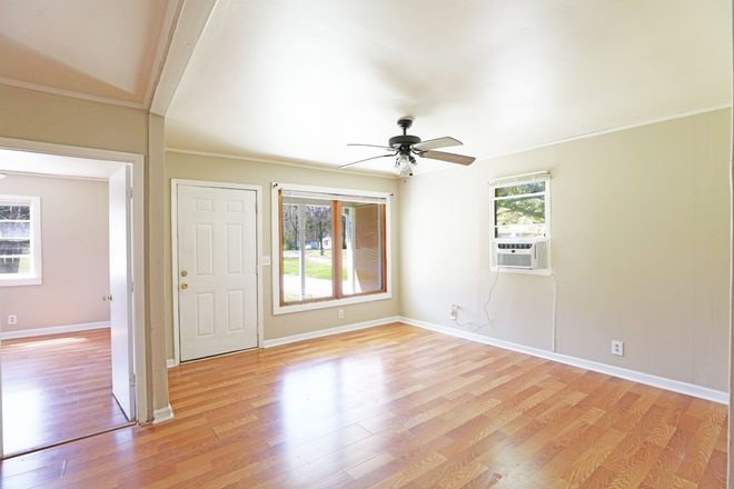 Living Room looking toward picture window - 2 minutes to MTSU: 2-BRs + Bonus Rm w/ porch, storage blding, laminate floors, ample yard, $1,050