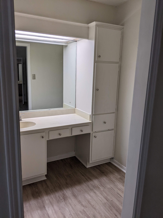 Main bathroom - Need a place for the Spring Semester? This is it! House