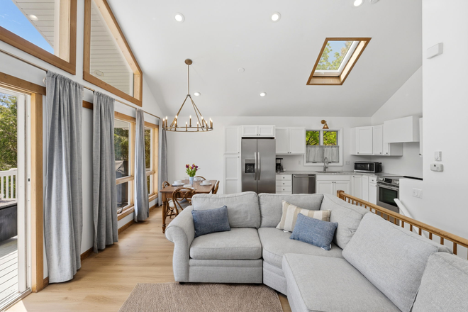 Main Living Room - Newly Renovated 3BR/2BA South Kingstown Academic Year Rental House