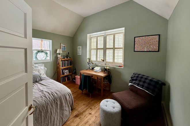 Private bedroom (will be unfurnished; will consider purchase of shelving or wardrobe for tentant) - Private Room and Shared Kitchen/Living Space in Peaceful Setting House