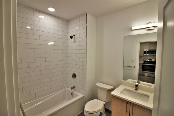 personal bathroom - SPACIOUS MASTER BEDROOM WITH PERSONAL BATHROOM, modern kitchen, floor-to-ceiling windows Apartments