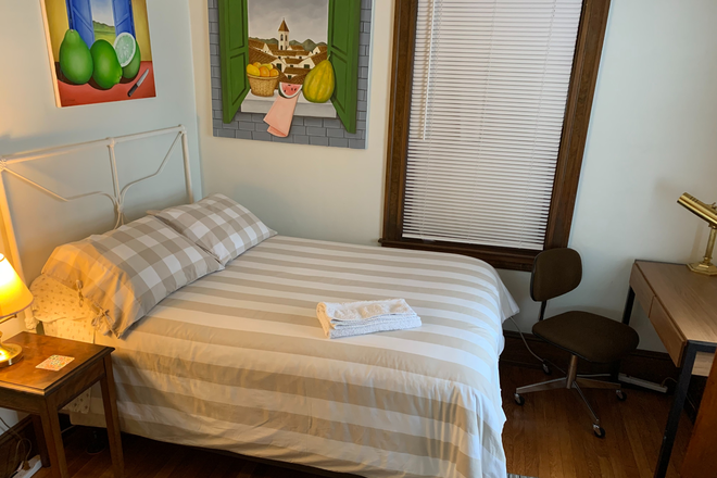 "Pomelo"  bed a window 1st floor - Furnished cozy, clean bedroom with private bathroom close to Tufts/Harvard Apartments