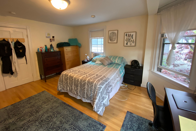 Available Bedroom - 5 Madison street House