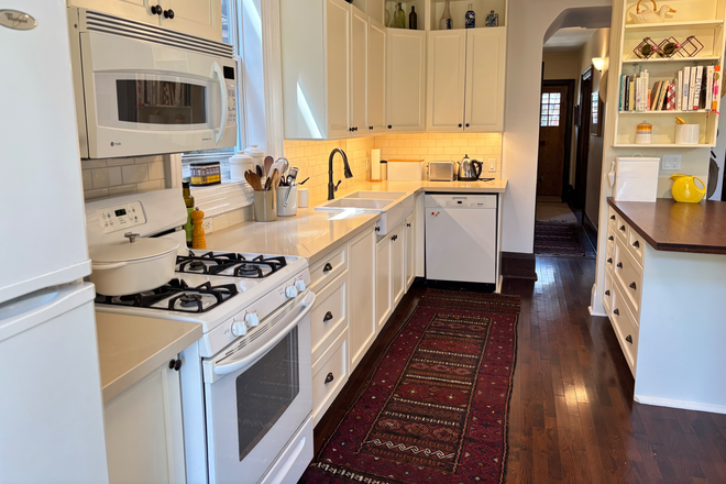 Kitchen - Generous Annex Home (3 Bedrooms and 2 Offices) for Faculty or Staff