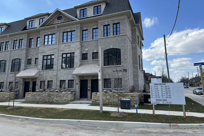 outside street view - Mississauga Townhouse