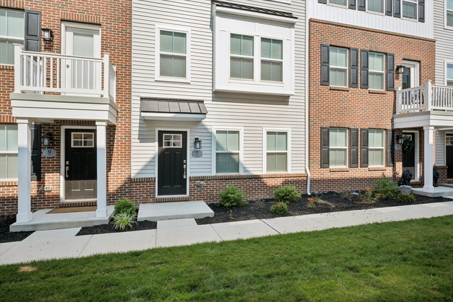Exterior - Stunning Townhome Less than 30 Minutes from Campus