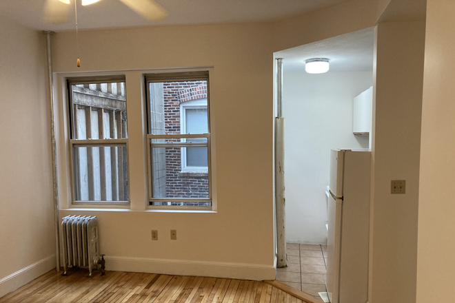 Living - Clean updated One Bedroom in Symphony Rd walk to Campus Apartments