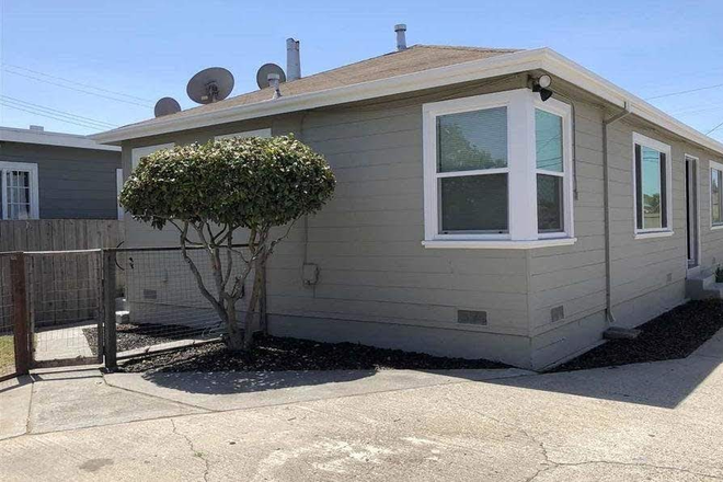 Backyard - 1 bedroom Duplex with backyard and garage parking near El Cerrito boarder
