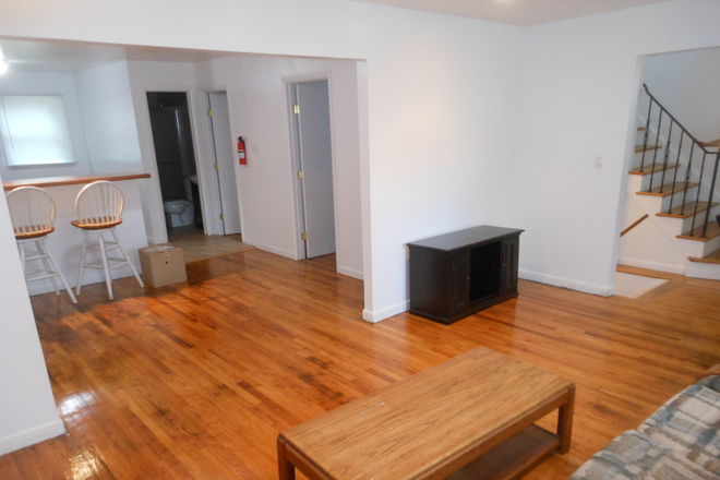 Living Room - Duncan Road - 6 Bedroom - Available As of January 10th, 2026 House