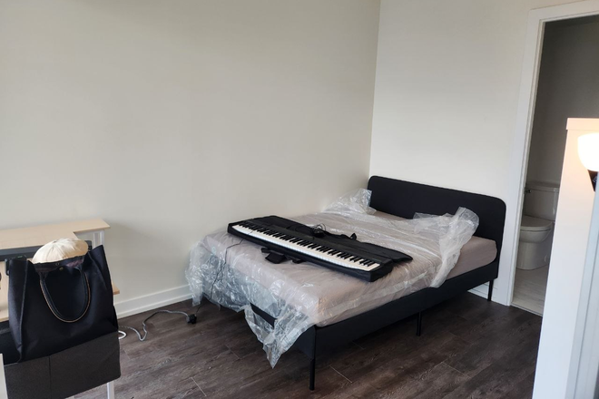 Bedroom view 1 - [1 Month Free] 1 Furnished Bedroom with Ensuite Bathroom in 2 Bed, 2 Bath Bay St. Apartment (Female)