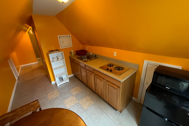 Kitchenette - Ashmont/Peabody Square Efficiency Apartment Short Walk to Ashmont Station (Red Line)