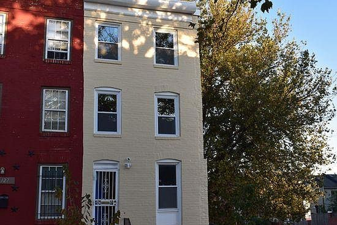 Front, End-unit, Private Townhouse - 3 Bdrm, 1 FB, Private-Tall Fence Backyard, End-Unit Townhouse. 2 block walk to UM-Baltimore cam