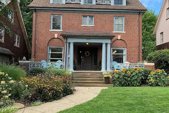 Home - Fully Furnished! Gorgeous 7 Bedroom House. 1 min from Campus! Turnkey ready