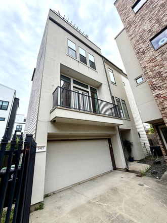 Front view - EaDo Home close to Campus