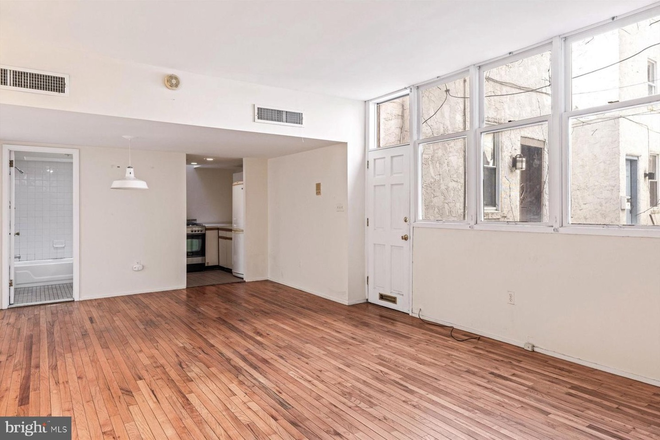Living with Separate Kitchen and Bathroom - Rittenhouse/Fitler Square Studio for Rent