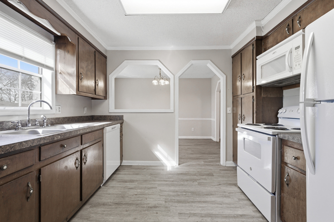 Kitchen 2 - 2BR 2BA house on M'boro edge of Shelbyville, w/ dining rm, bonus rm, laundry rm, HVAC, $1,050