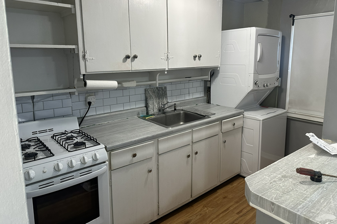 Kitchen with Washer/Dryer combo - Apartment in West Hartford - Great Location!