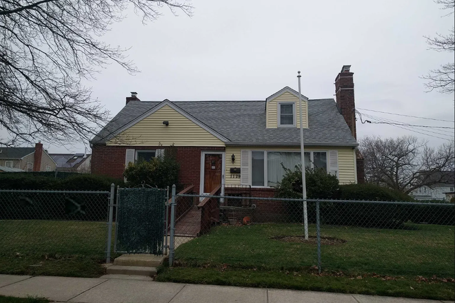 Front of House - Rental in a Quiet Neighborhood - Walking Distance to Hofstra