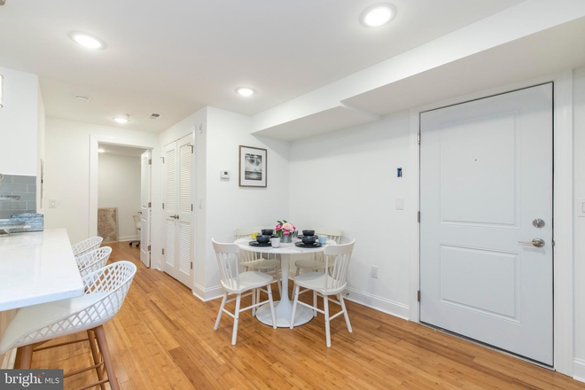 Unit 1 Dining - Furnished Luxury 3 bed / 2 or 3 Bath Luxury bi-level unit for $2500