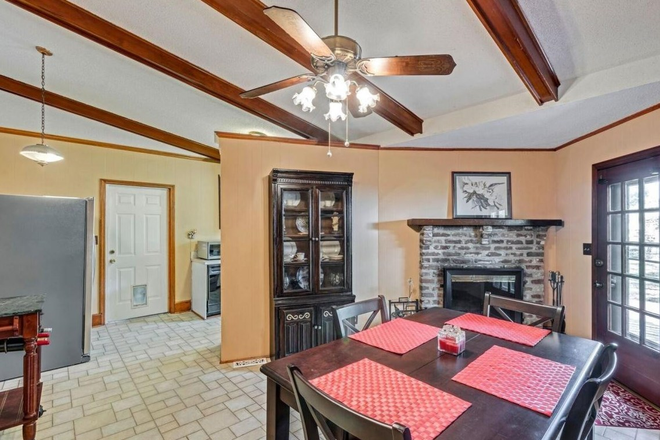Kitchen - 3 bed, 2 bath, 10 min to MUSC, walk to small beach, screened porch, fireplace, deck, hardwoods House