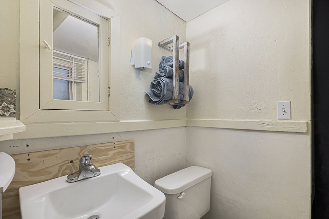 Bathroom - Close to Campus 2 bed, 1 Bath Triplex